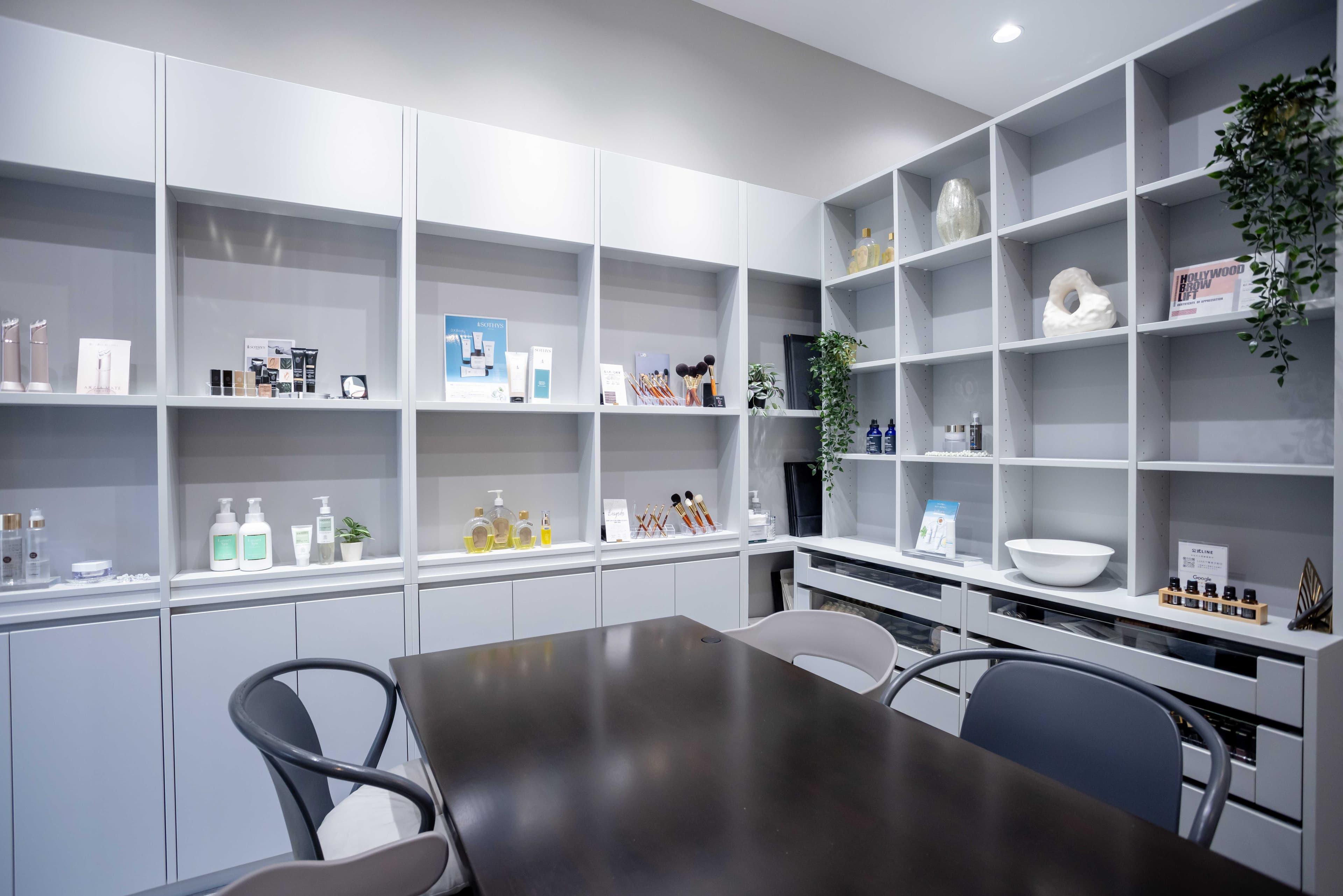 Luna crescente店内、白い棚に並ぶスキンケア商品とカウンセリングスペース