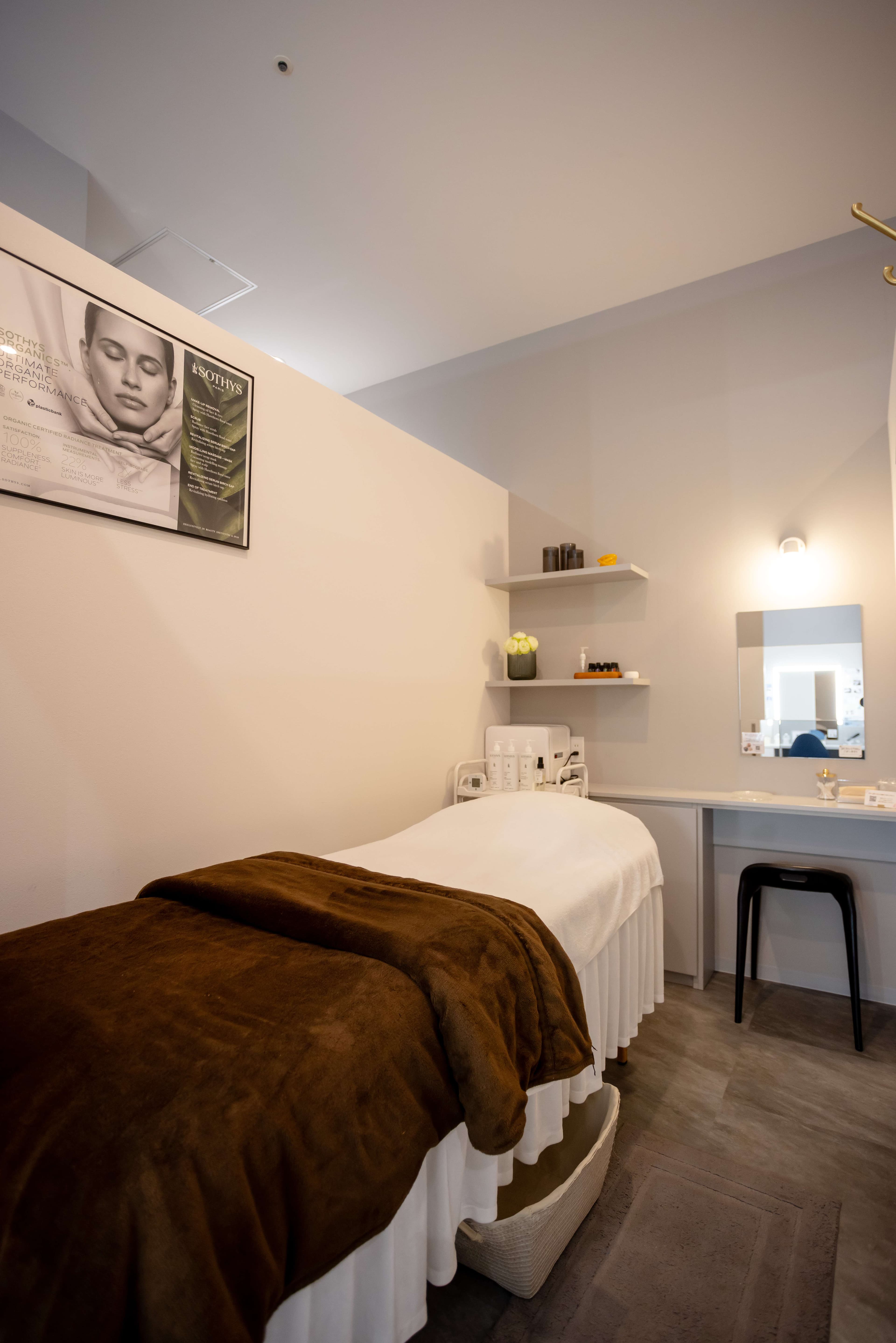 Luna crescenteの施術室、エステベッドと清潔なプライベート空間